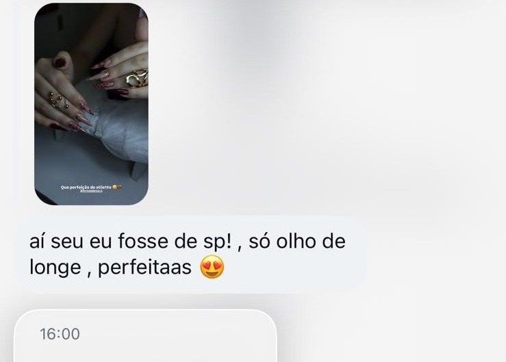 Print real: foto de stiletto vinho e mensagem dizendo que mesmo de longe dá para ver que são perfeitas