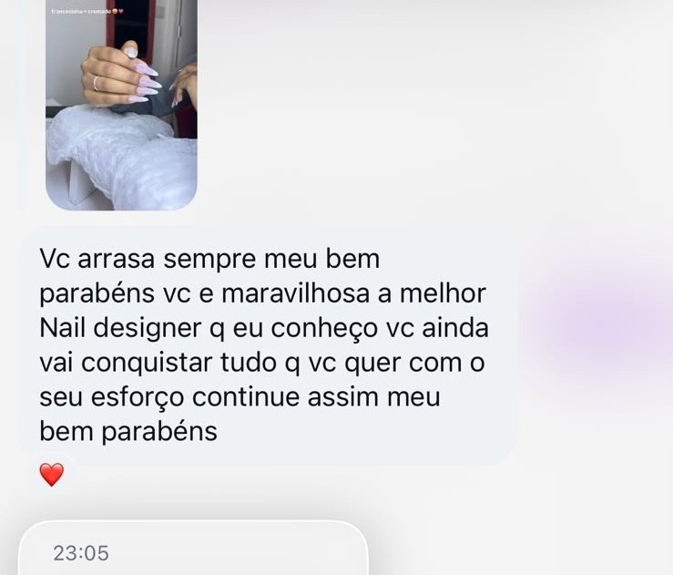 Print real: foto de francesinha rosé e mensagem chamando-a de melhor nail designer que a cliente conhece