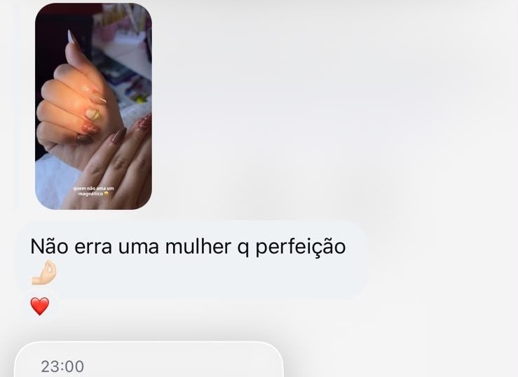 Print real: foto das unhas com efeito magnético e mensagem dizendo que ela é uma perfeição