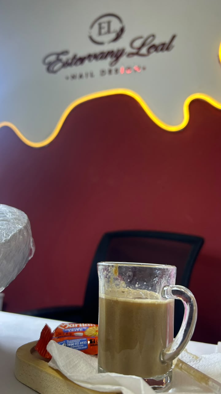 Recepção com capuccino e doce servidos para a cliente